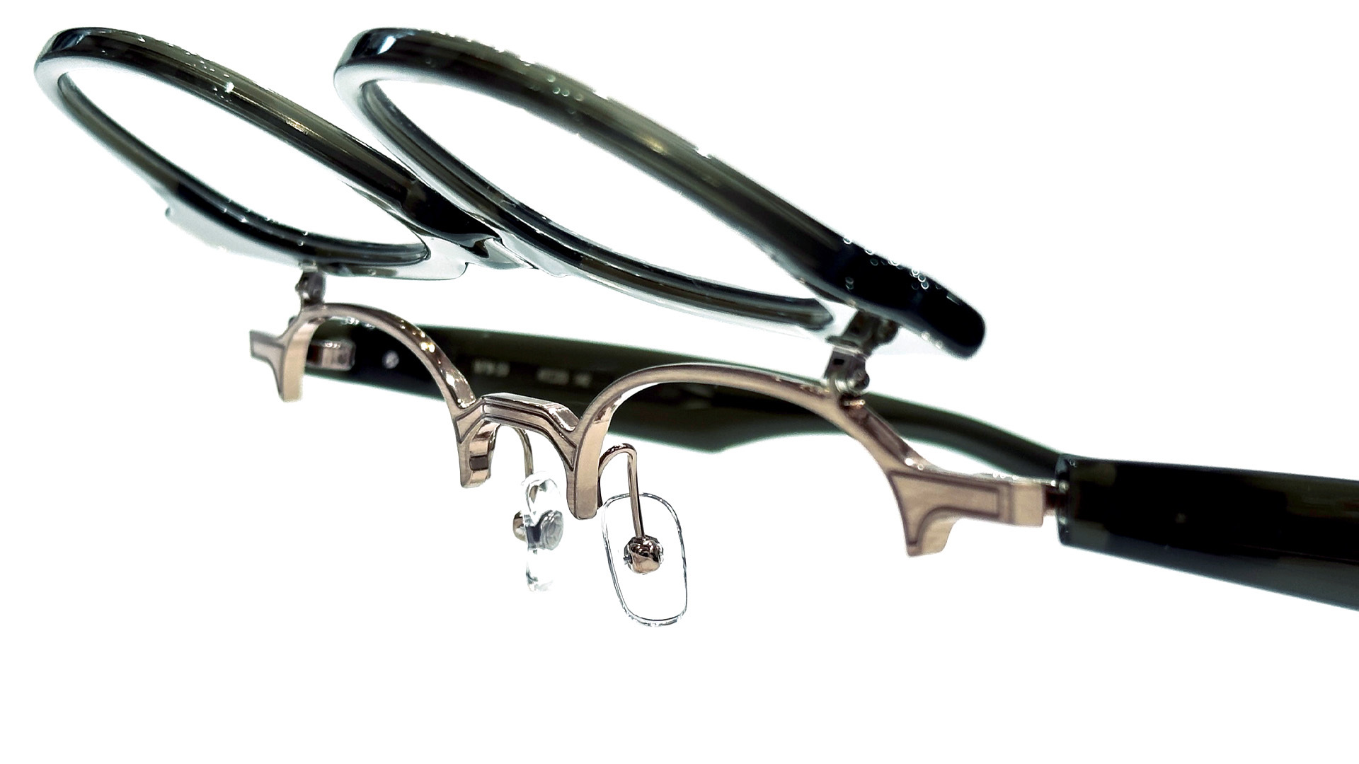 999.9 フォーナインズ新作眼鏡フレーム NPM-59 跳ね上げの起点となるメタルブロウバー