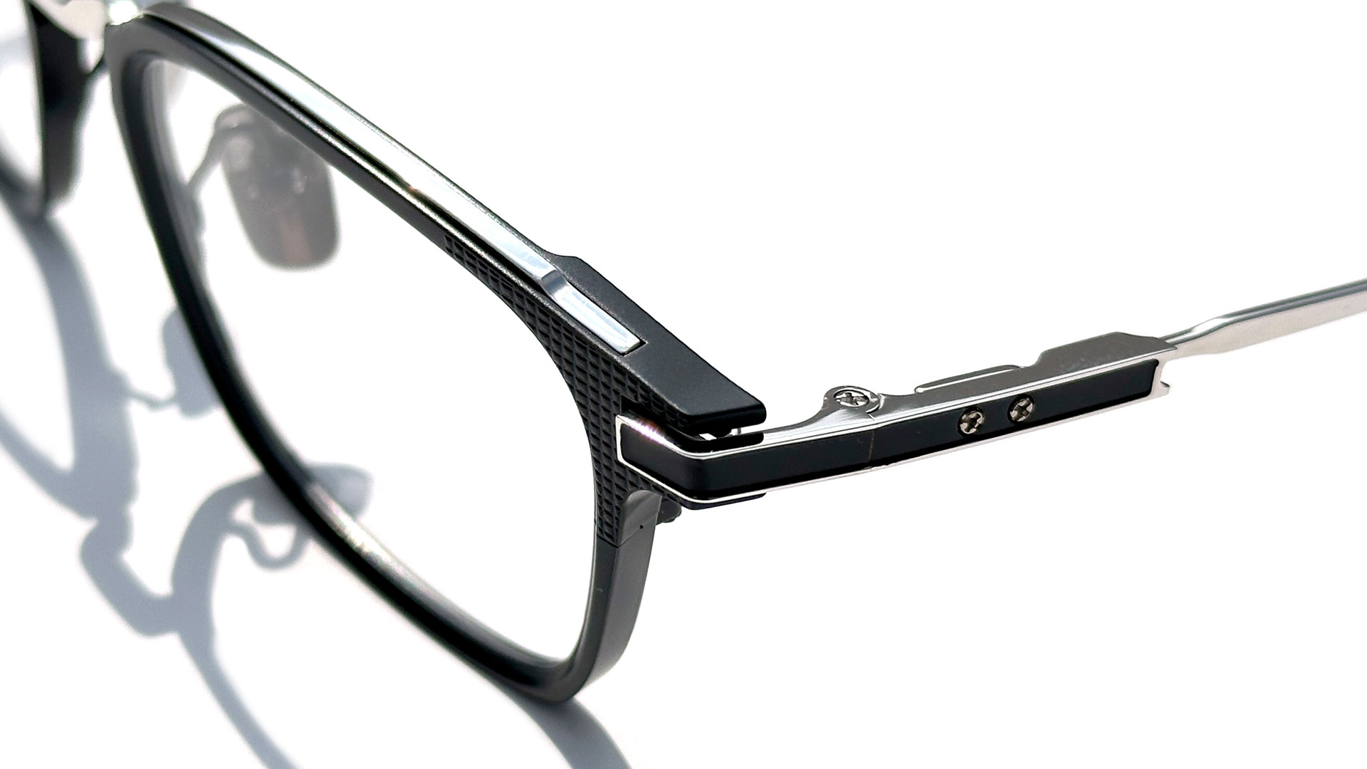 999.9 NEW EYEWEAR S-10T H 緻密に組み込まれたチタン製のフロント