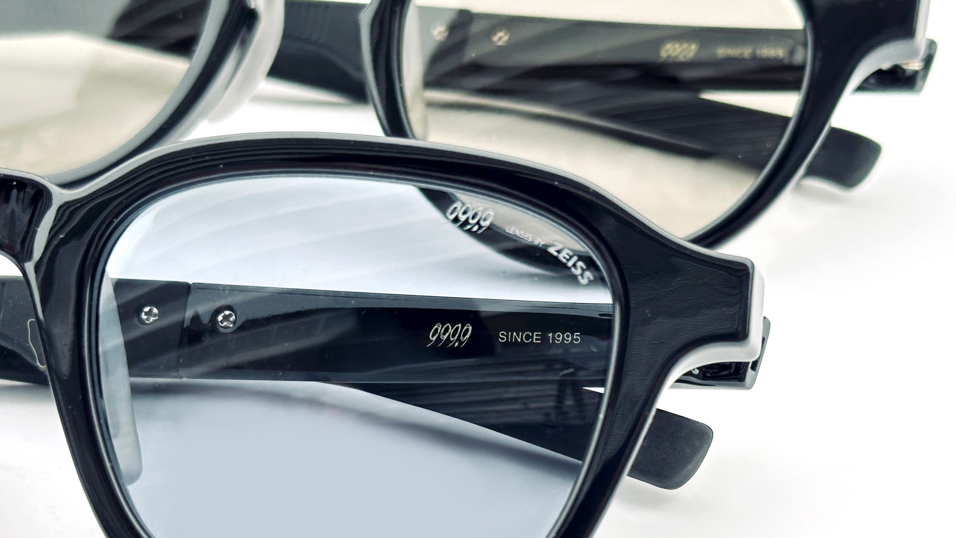 SP-40 ZEISS社製ベースカラー付き調光レンズ標準装備